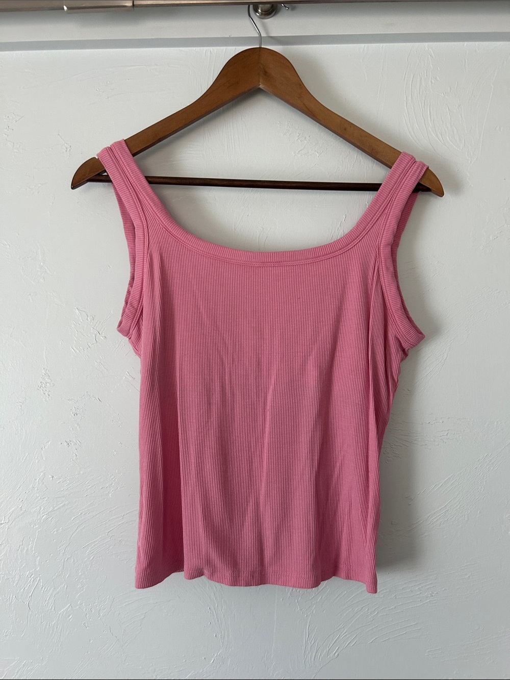 Women's pink Ribbed Tank Top - Picture 2 of 4